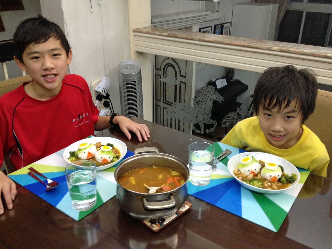 Después de que el pequeño mejoró, la madre comenzó a crear más y más figuras y diseños incluyendo algunas verduras y pan tostado, pero siempre utilizando ese producto de gallina que todos comemos en las primeras horas de la mañana.