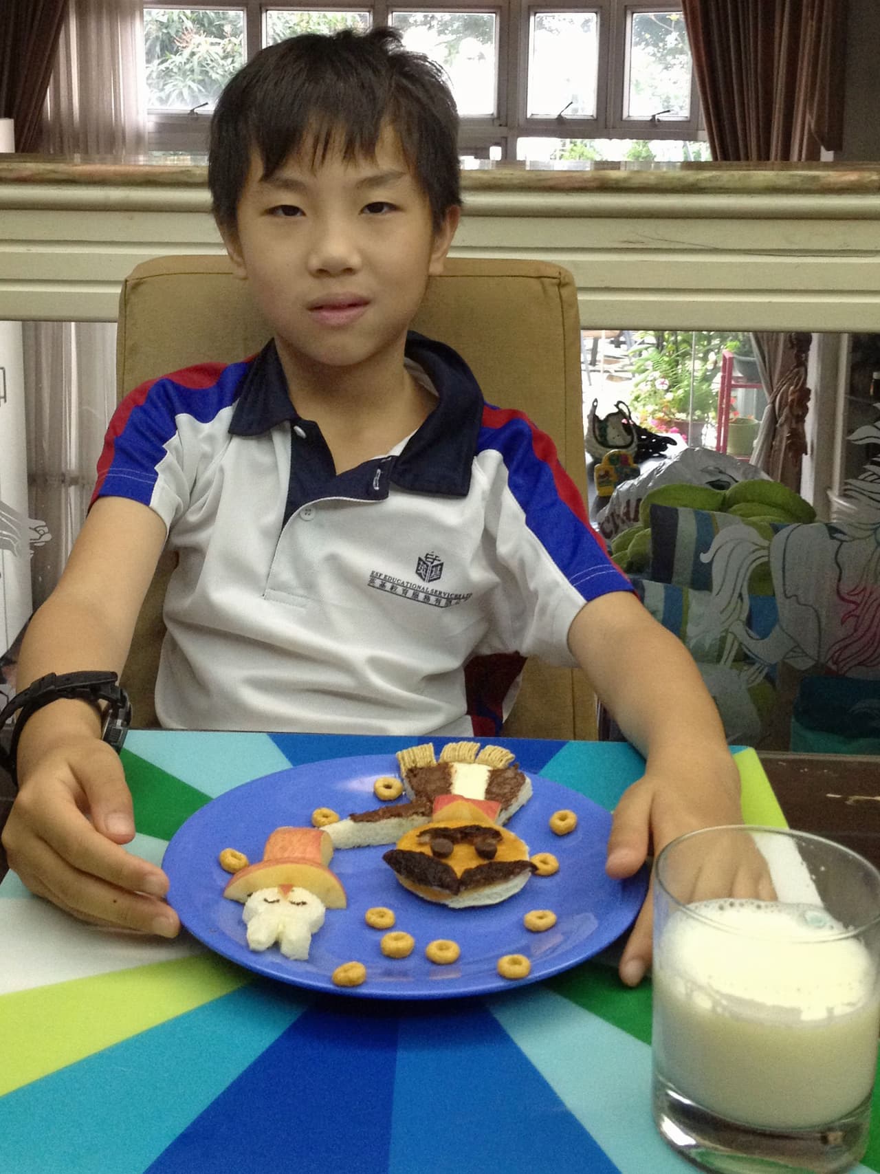 Anne de 47 años decidió crear desayunos de huevo creando figuras divertidas para motivar a su hijo Andrew, quién se encontraba enfermo.