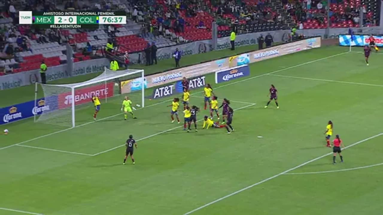 ¡Travesaño! Dani Espinosa quería el tercer tanto para México