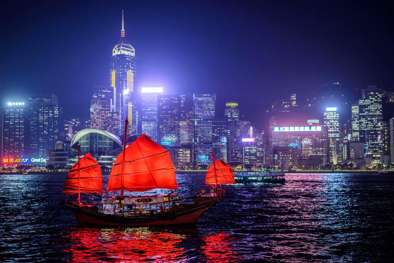 <h3 class="cms-H3-H3">12. Hong Kong</h3>
<br>
<br>🌎
<b> Renta Nacional Bruta (RNB) per cápita: </b>$62,510
<br>
<br>🌎
<b> Producto Interno Bruto (PIB) de 2020: </b>$443,200 millones.
<br>
<br>🌎
<b> Población: </b>7.5 millones.
<br>
<br>🌎
<b> Esperanza de vida:</b> 85.1 años.
<br>