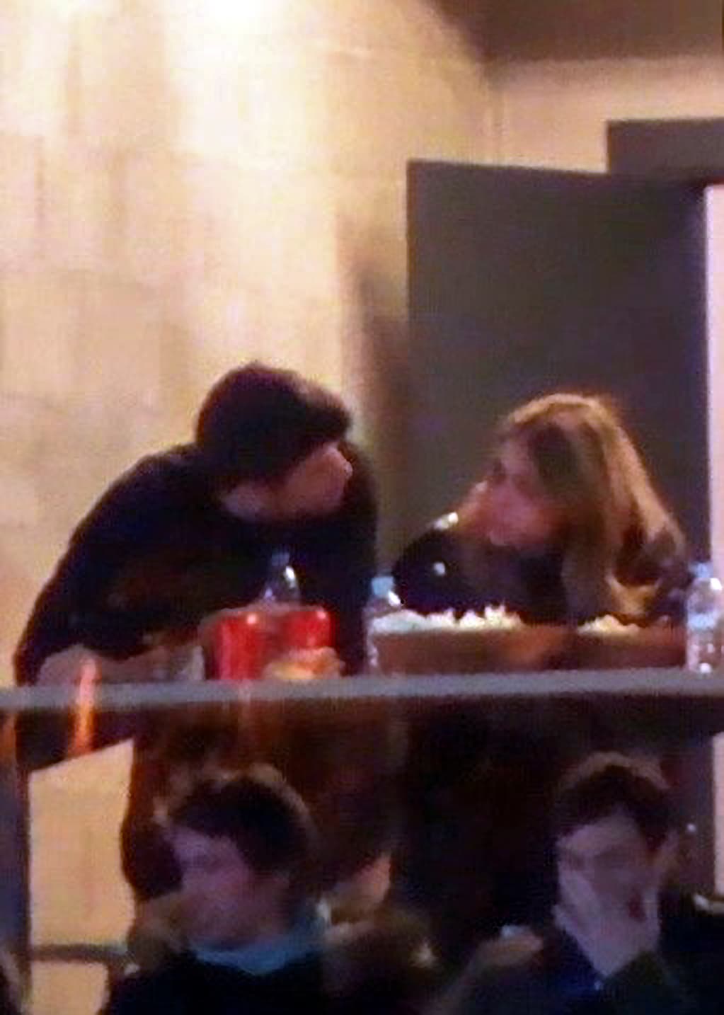 "
<b>Durante la discusión</b> se puede ver cómo a la novia del jugador le llama la atención un grano que el futbolista tiene en el cuello", detallaron en el show español.
<br>