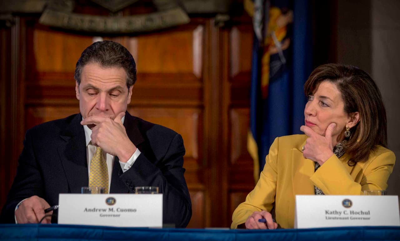 Cuomo y Hochul en una antigua reunión de gabinete en Albany, Nueva York, el 25 de febrero de 2015.