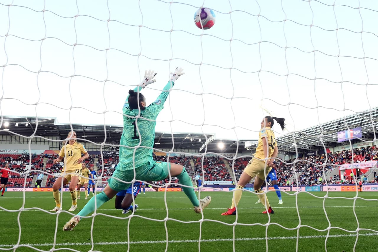 El remate de cabeza es una de las grandes armas que tiene Francia para hacer daño a sus rivales.
<br>