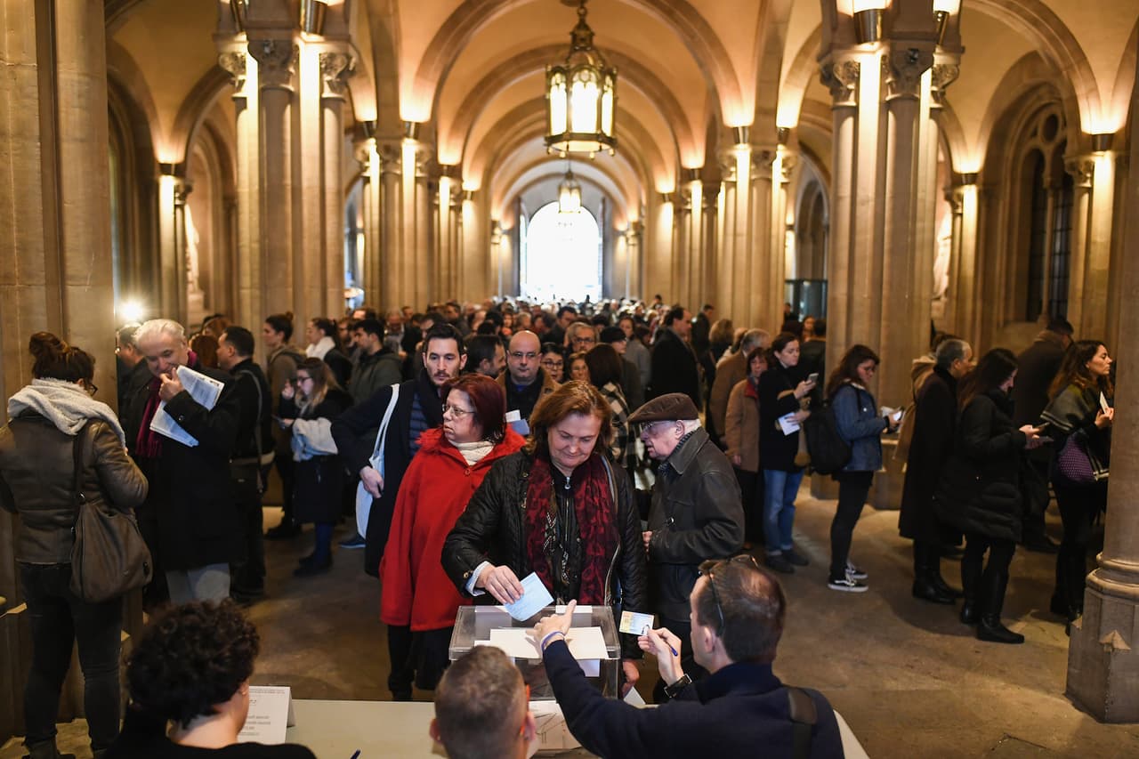 Filas de votantes en la Universidad de Barcelona. Las encuestas estimaban una participación superior al 80%.
