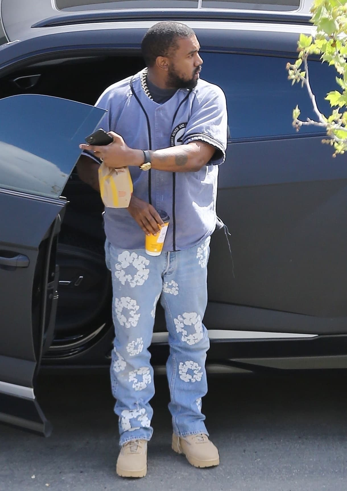 En abril pasado, una fuente de Page Six dijo que Kanye West quería que su próxima relación fuera 
<b><a href="https://pagesix.com/2021/04/15/kanye-west-wants-to-date-an-artist-after-kim-kardashian-divorce/" target="_blank">"con una artista y una persona creativa"</a></b>, para que "pudieran hablar el mismo idioma". 
<br>