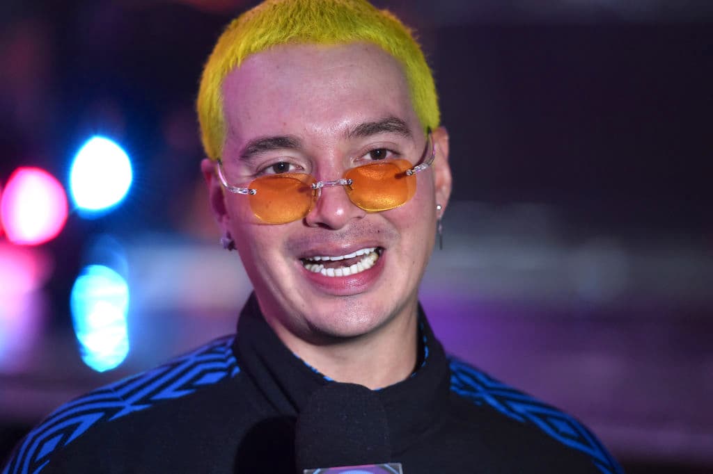 Lo cierto es que cada uno tiene muy claro su propio estilo. Por ejemplo, al intérprete de 'Mi gente' le encanta combinar los colores de sus lentes con el de su pelo.