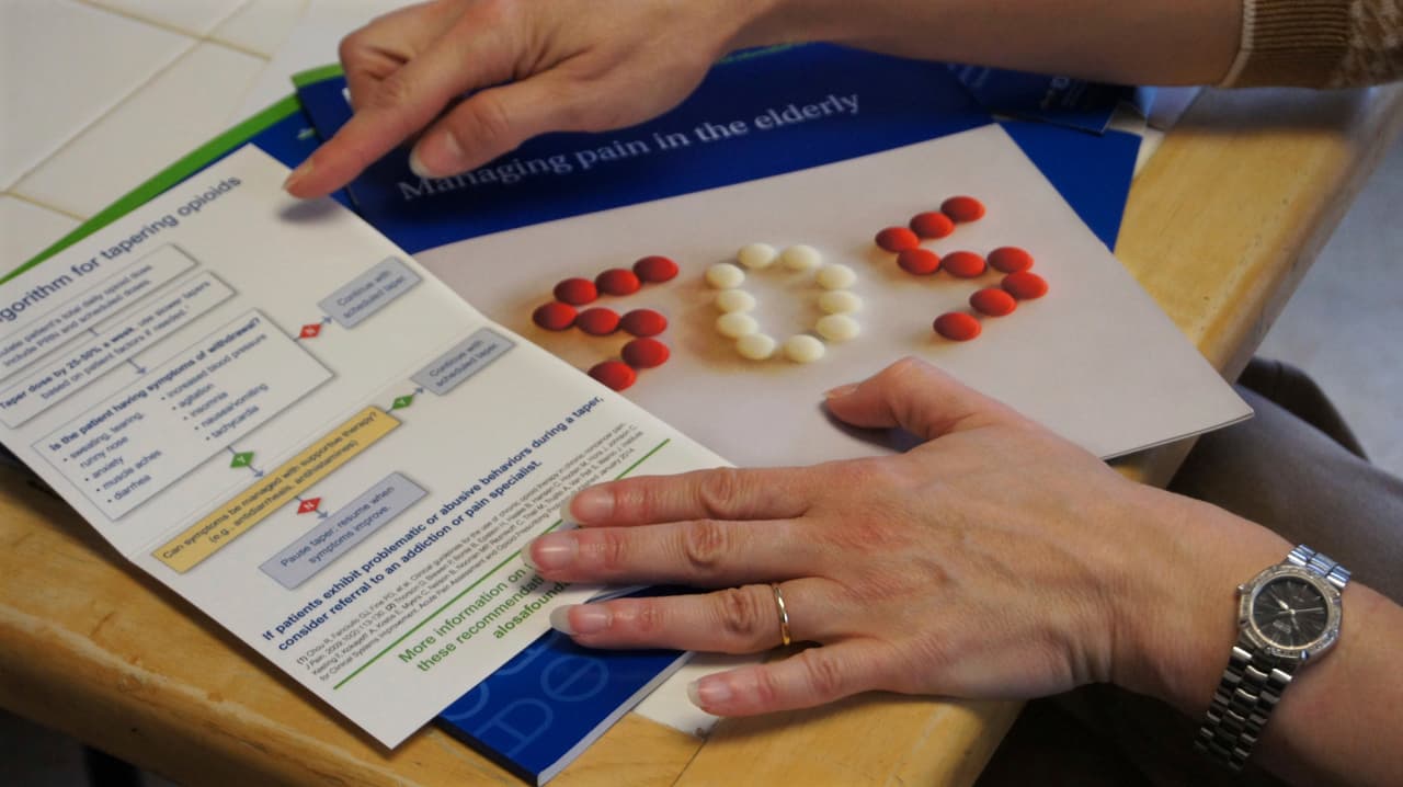 Un factor que ha contribuido a la adicción a opioides en EEUU es la
<b> facilidad con la que los médicos prescriben estos potentes medicamentos. </b>No siempre fue así. En los años 60, los especialistas eran renuentes a hacerlo por temor a los efectos secundarios, postura que fue cambiando en la década de los 80. Actualmente se ha emprendido una campaña para concientizar a los médicos a no recetar este tipo de analgésicos a menos de que sea estrictamente necesario.