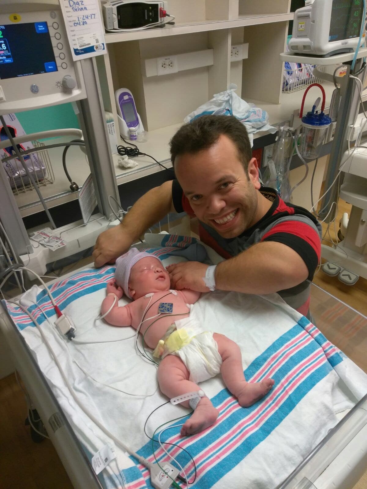 Padre orgulloso y lleno de felicidad por esta hermosa bendición