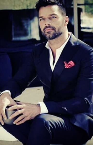 Este sexy bombón no para de trabajar por nada.