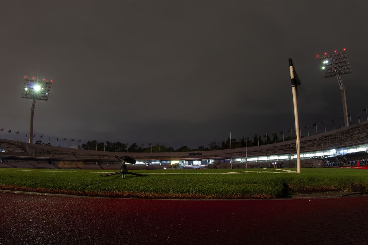 Poco antes de terminar el primer tiempo, se fue la luz en el Estadio Olímpico Universitario. El árbitro decidió dar por concluida la primera mitad.