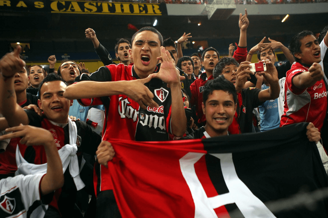 Siempre portando una casaca roojinegra, algo muy característico de sus aficionados y se han ganado el respeto de los adversarioos.