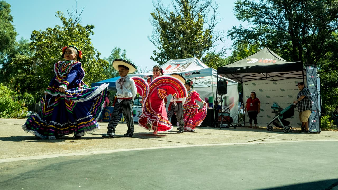 Familias del valle central visitaron los parques temáticos Playland y Storyland para disfrutar del Día de la Familia en Fresno.