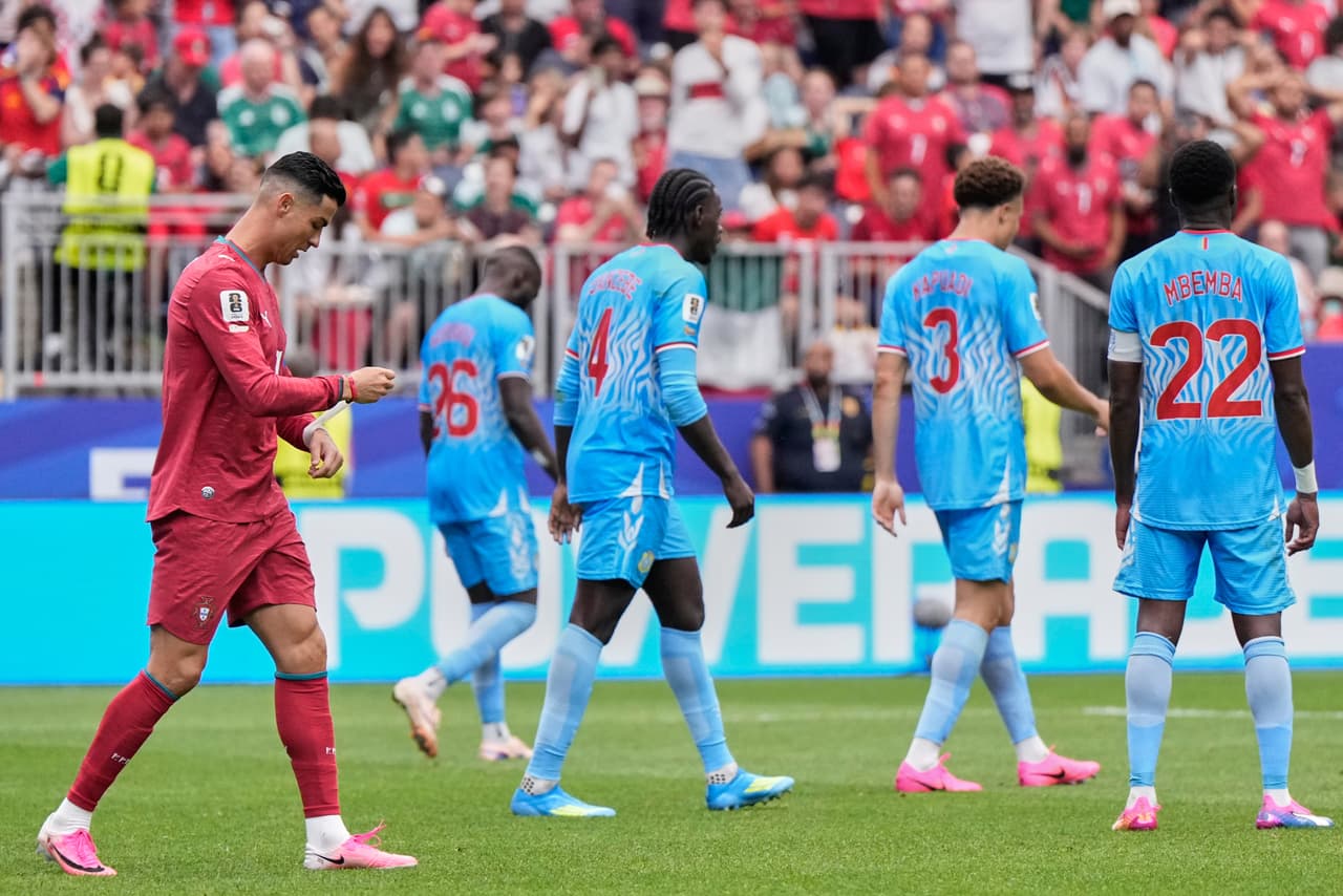 Cristiano Ronaldo, de Portugal (izquierda), reacciona tras no lograr marcar durante el partido de fútbol del Grupo K de la Copa del Mundo entre Portugal y Congo en Houston, el miércoles 17 de junio de 2026.