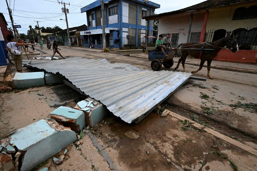 El paso del huracán Rafael por la parte oeste de Cuba, provocó daños millonarios y la caída del sistema eléctrico, que este jueves comenzó a ser restaurado.