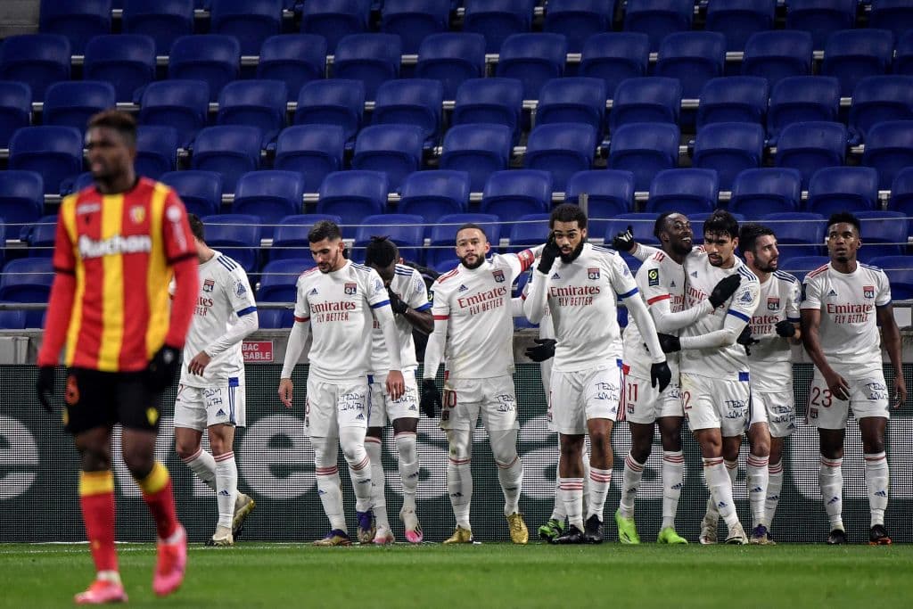 Lyon recibió y despachó al Lens 3-2 y así conserva la cima de la competición francesa con 39 unidades; Lens se queda con 27 en el octavo puesto.
