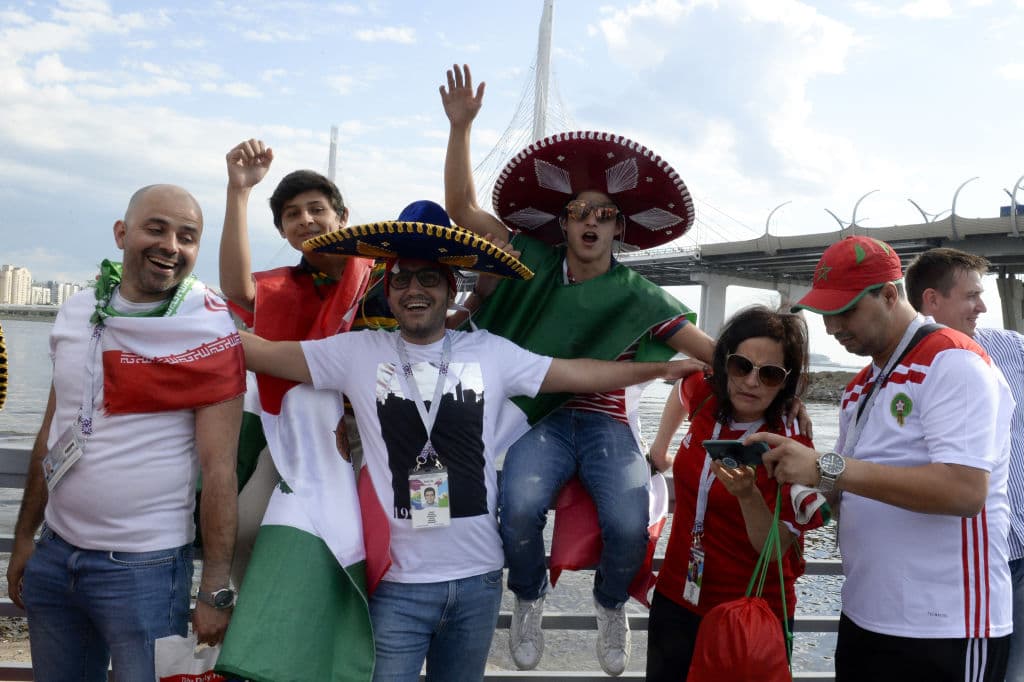 La fiesta mexicana tomó las calles de Moscú y con máscaras, banderas, sombreros y todo aquello que caracteriza a la afición Tricolor, causaron furor y contagiaron con su entusiasmo.