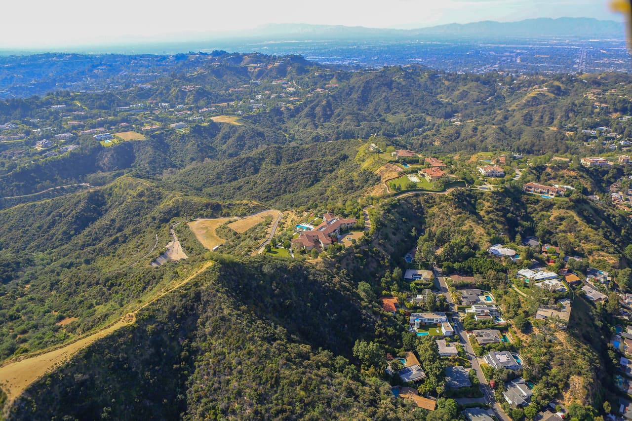 La villa de estilo toscano ofrece vistas panorámicas de la ciudad, incluso desde el patio trasero.