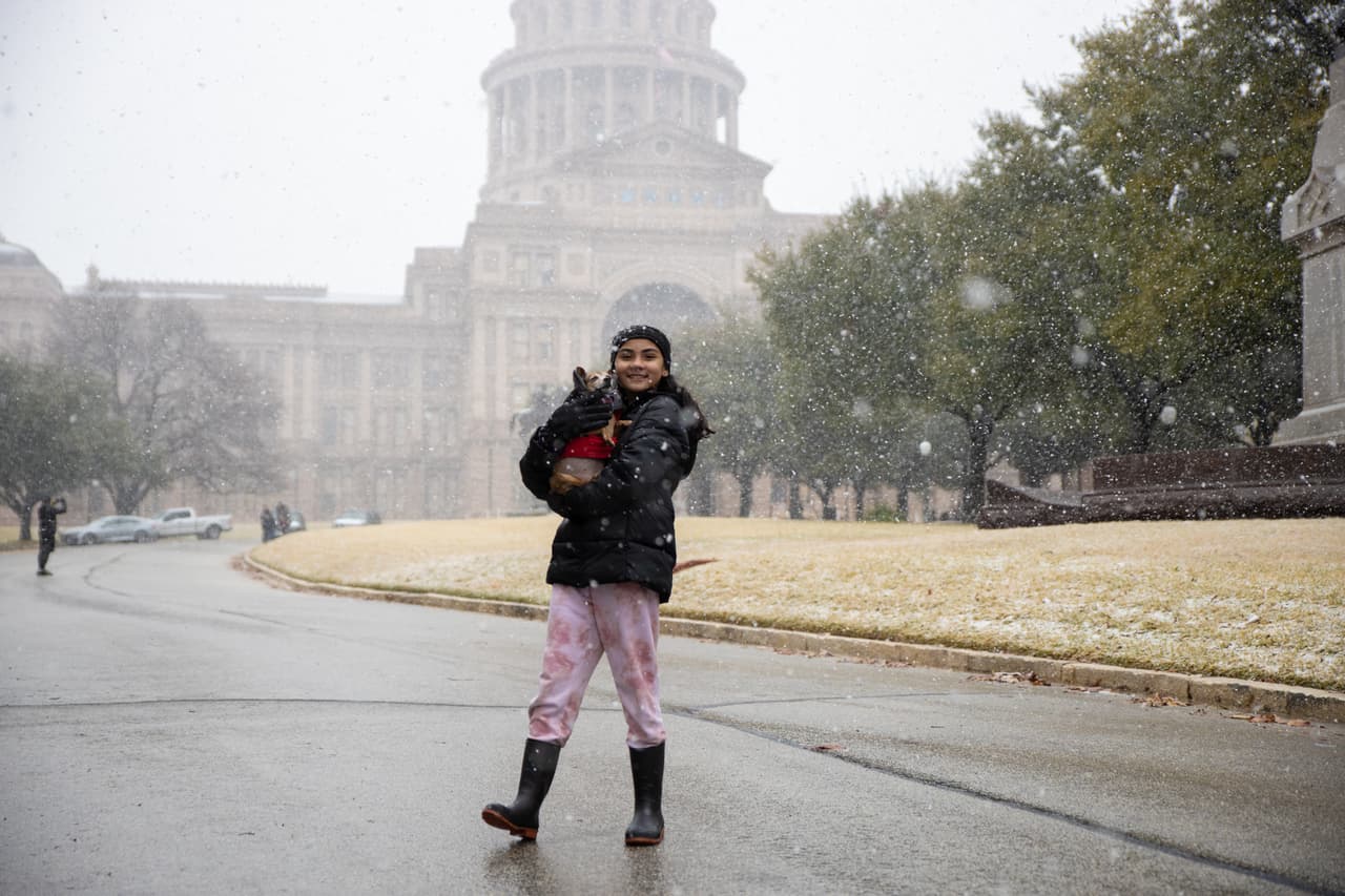 Decenas de personas fueron a tomarse fotos bajo la nevada en el centro de Austin.