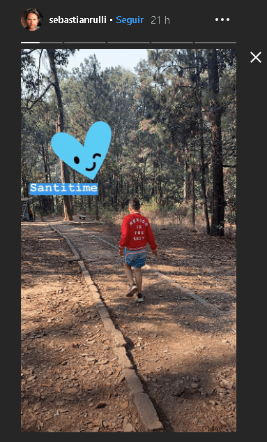 “Aquí, jugando a ser niño otra vez”, dijo el actor en una de 
<a href="https://www.instagram.com/stories/sebastianrulli/" target="_blank">sus historias de Instagram</a> en donde se le ve a punto de subir a una tirolesa en compañía de su hijo Santiago, a quien procreó con la actriz y conductora Cecilia Galiano.