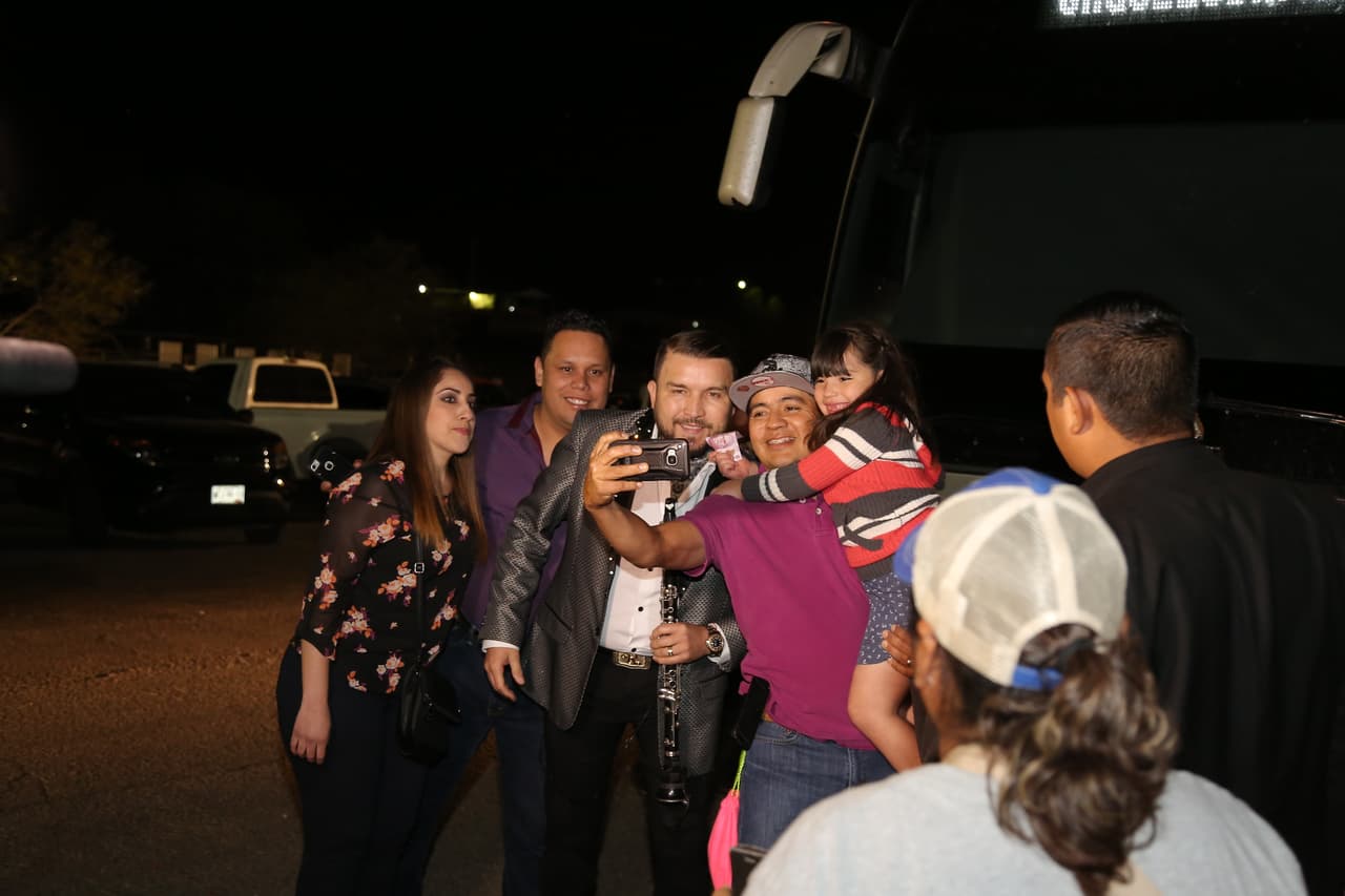 Algunos fanáticos identifican el autobús y ven salir a los integrantes de El Recodo.