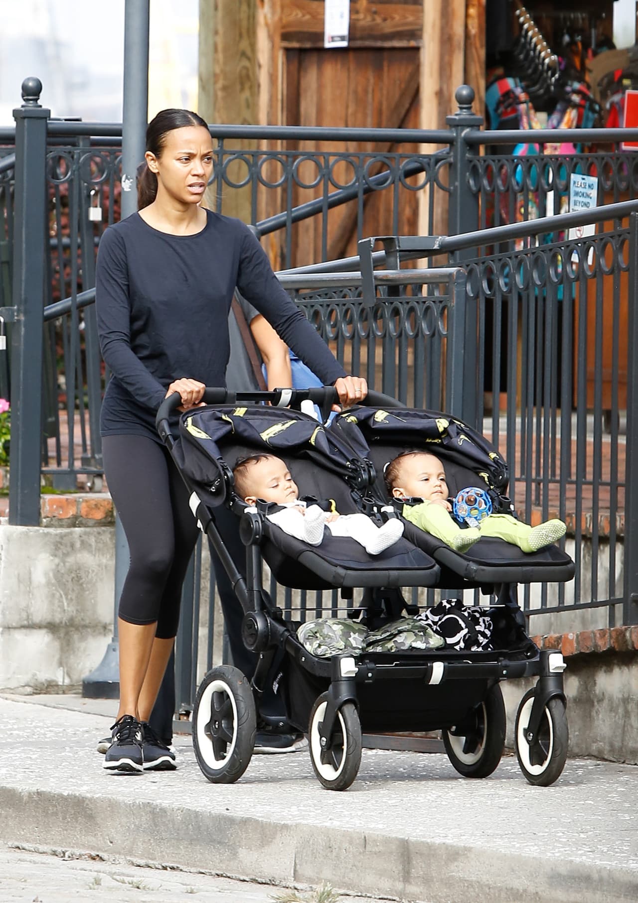 Zoe Saldaña y sus nenes salieron de paseo por Atlanta.