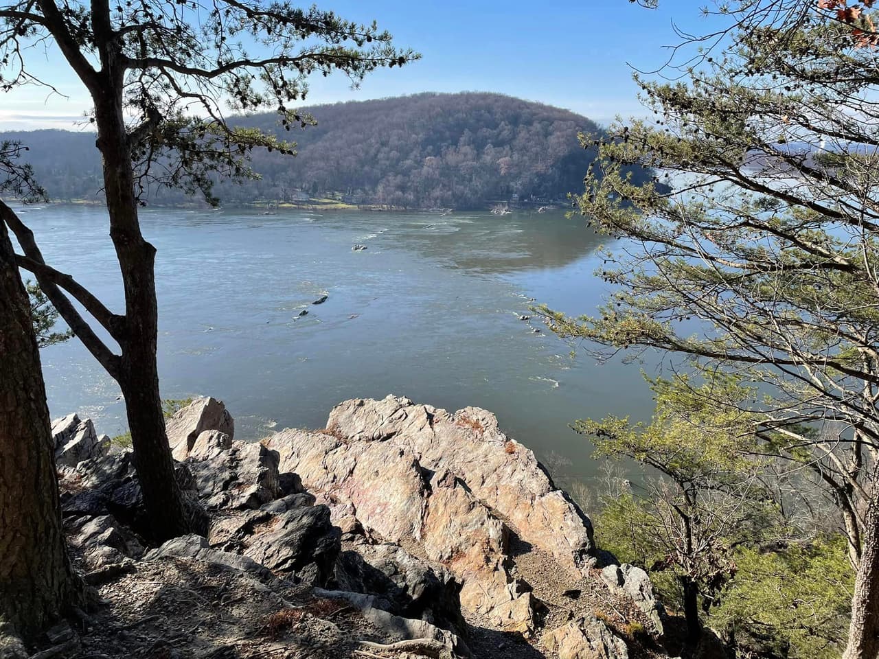 <b>Chickies Rock Overlook Trail</b>. Incluso si no eres fanático del frío y la nieve, es probable que te enamores de este camino corto pero agradable. Con solo media milla, conduce a vistas sensacionales del río Susquehanna. Se permiten cachorros en el sendero, y es lo suficientemente ancho como para acomodar cochecitos de niños.
<br>
<br>
<b><a href="https://goo.gl/maps/AN4sUaCbcGjE9LEc6">Cómo llegar</a></b>