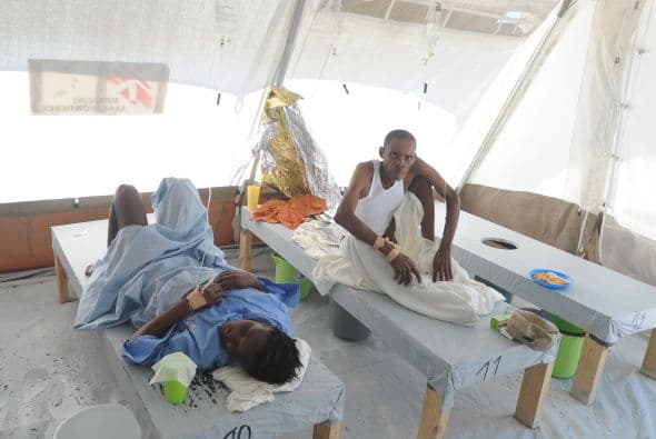 Pero tras la desgracia que el terremoto dejó, a finales de octubre surgió una epidemia de cólera que ha matado a por lo menos 2,400 personas e infectado a unas 91 mil más. Esta enfermedad jamás se había presentado en Haití hasta que apareció en las localidades que cruza el río Artibonite.