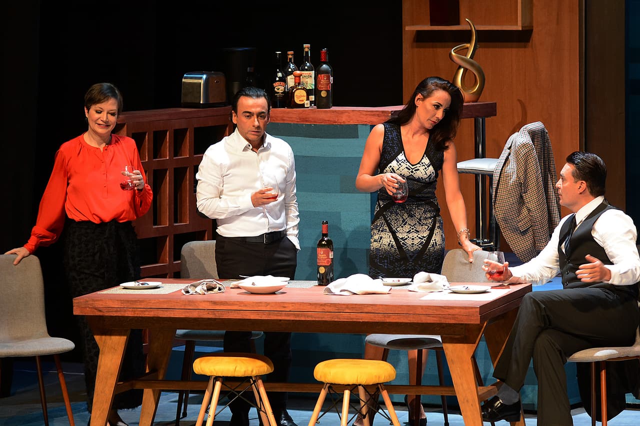 Con Adal Ramones trabajó durante varios años en el show nocturno 'Otro rollo', el cual tuvo su auge a finales de la década de 1990. Así como en otros proyectos teatrales.
<br>