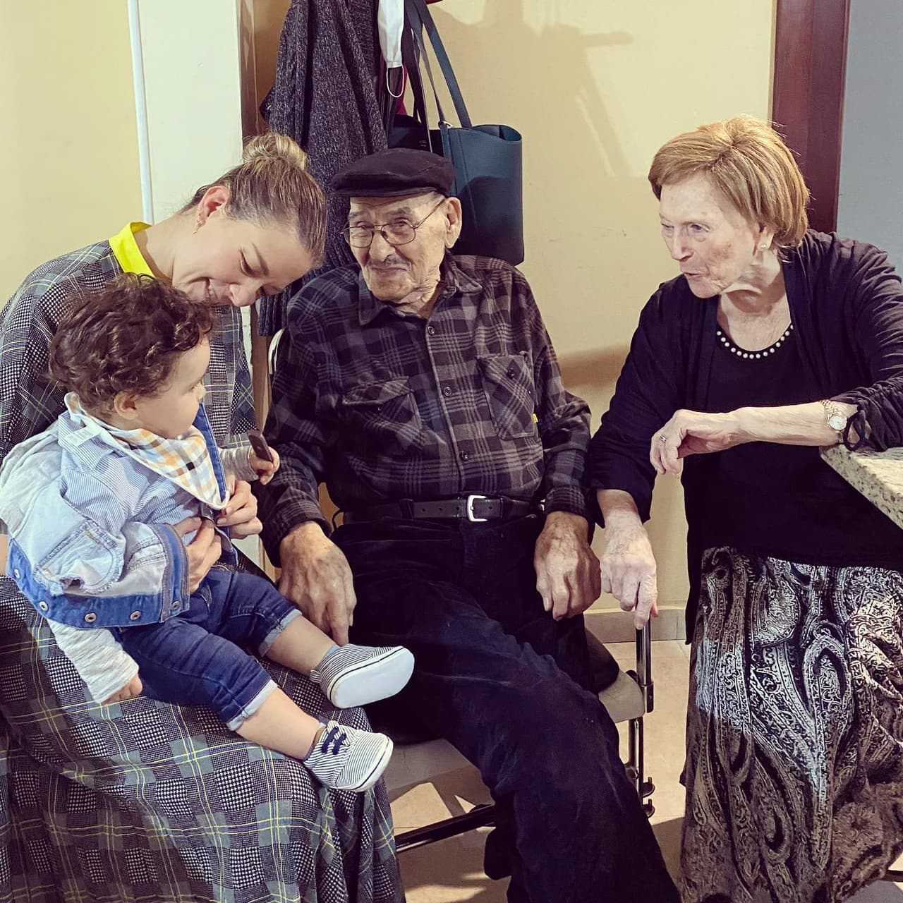 “De esos viajes que te hacen el corazón grande. Gracias por tener a mis abuelos. Gracias porque pude presentarles a mi hijo”, es parte de lo que escribió Fernanda para acompañar instantáneas familiares.
<br>