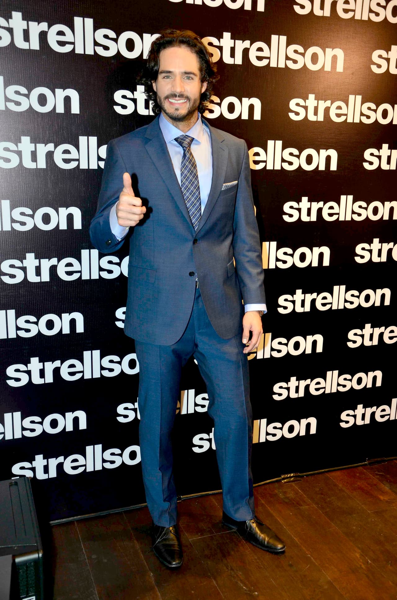 Su carrera inició en su ciudad natal, pero en el ámbito musical, cantando y bailando.