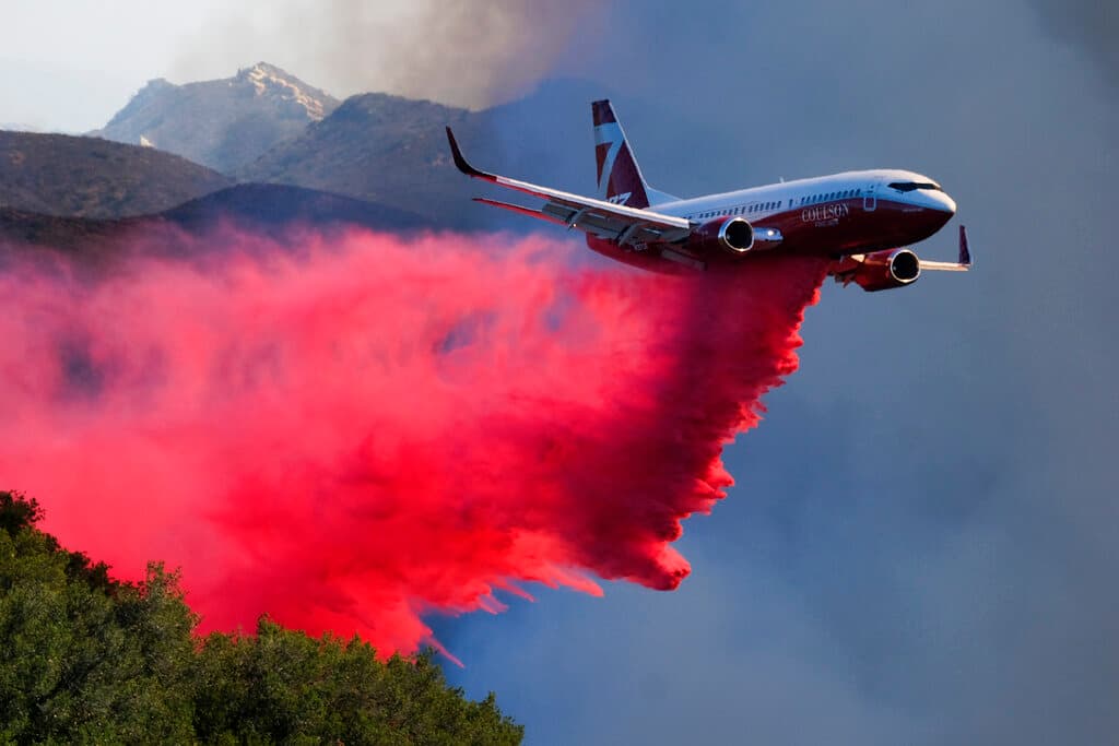 Los bomberos reciben ayuda de más de una docena de camiones cisterna, helicópteros y aviones que arrojaban agua y volvían. Pero los vientos cambiantes podrían mantener a los aviones en tierra, dijo el jefe de bomberos forestales nacionales de Los Padres, Jim Harris. "A medida que los vientos cambian, es el momento más peligroso y crítico del incendio, porque el fuego cambiará de dirección hacia nosotros", declaró.