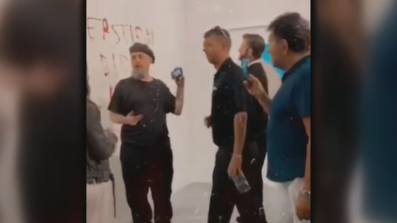 Arrestan a un hombre que escribió un graffiti en la pared en donde estaba  la “banana” de Art Basel