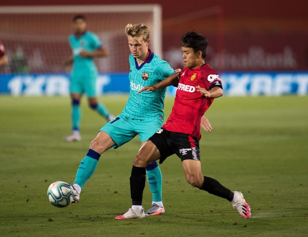 Las estrelleas juveniles Frenkie de Jong y Takefusa Kubo pelean por la posesión del balón.