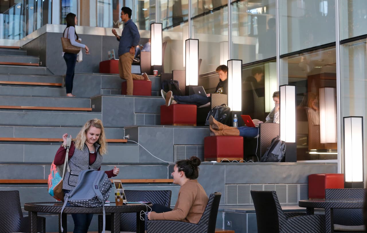 Lanzan programa de asesoría para ayudar a universitarios a tomar mejores decisiones financieras y a que paguen sus préstamos