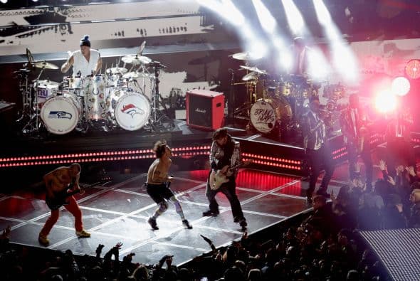 Un cuidado estilismo retro, una banda llena de energía y una particular mezcla de soul y rock sirvieron al cantante Bruno Mars para cautivar a la millonaria audiencia del Super Bowl durante el descanso de la gran cita anual del fútbol americano. Mars, de sólo 28 años y sobre quien planeaba la duda de si sería capaz de enfrentarse a un escenario de tal calibre, optó por un show directo y contundente. Tras una breve introducción a cargo de un coro de niños, un espectacular solo de batería sirvió para abrir el fuego y dar paso rápidamente al gran éxito "Locked Out of Heaven". Impecablemente vestido con una chaqueta dorada, despachó el tema junto a una banda con una amplia sección de viento que se lució en las coreografías. Sin más dilación, Mars descargó su segundo hit, "Treasure", y a continuación demostró su capacidad para fusionar el soul, el pop y el rock integrando en su espectáculo a los Red Hot Chili Peppers. La banda de Anthony Kiedis y Flea puso a saltar a todo el estadio Metlife con su clásico "Give it Away". Los rockeros californianos, a pecho descubierto como manda la tradición, solo necesitaron un par de minutos para demostrar que siguen en buena forma y ceder de nuevo el protagonismo a Mars.