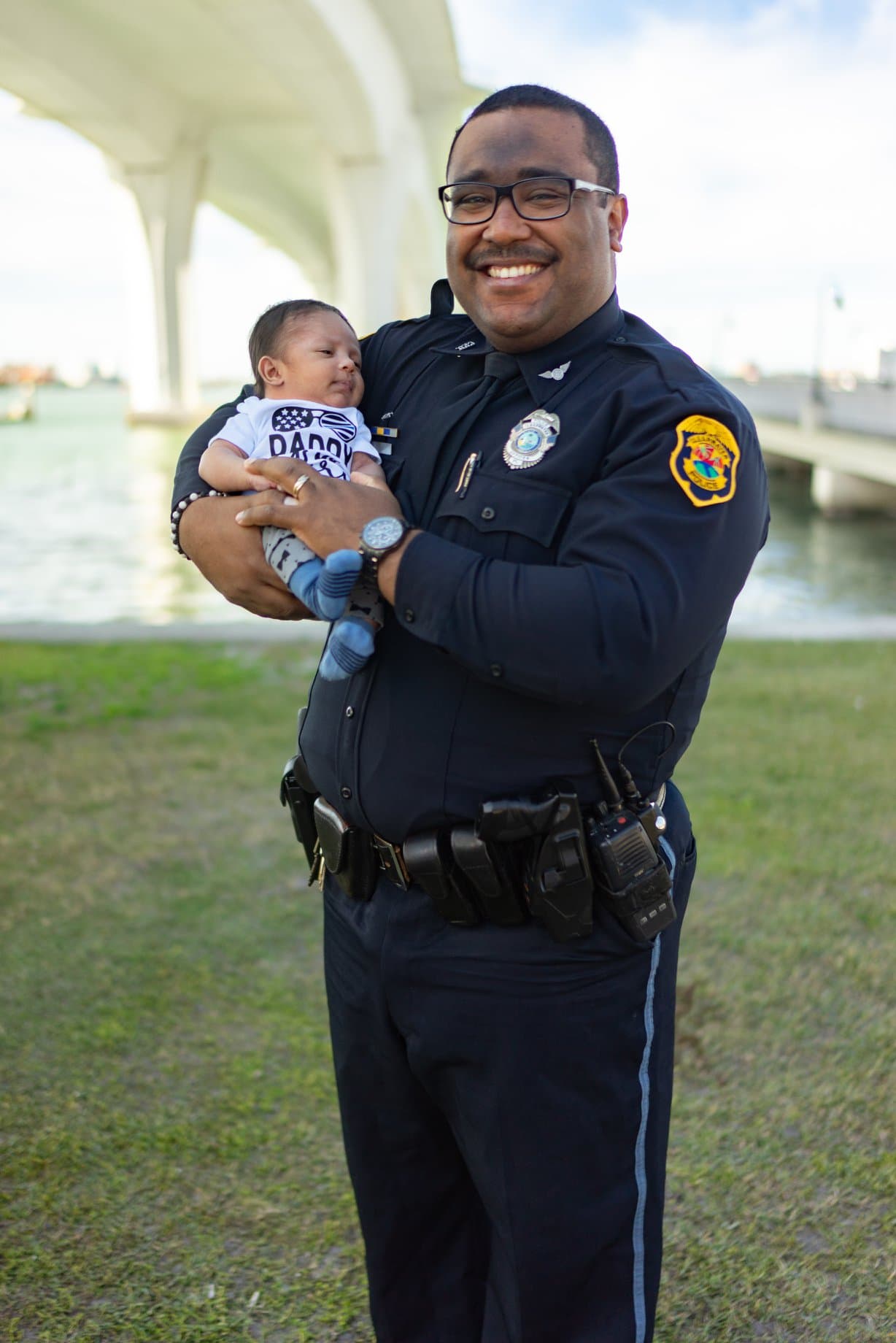 Los bebés estuvieron muy sonrientes con sus padres durante la sesión de fotos. 
<br>