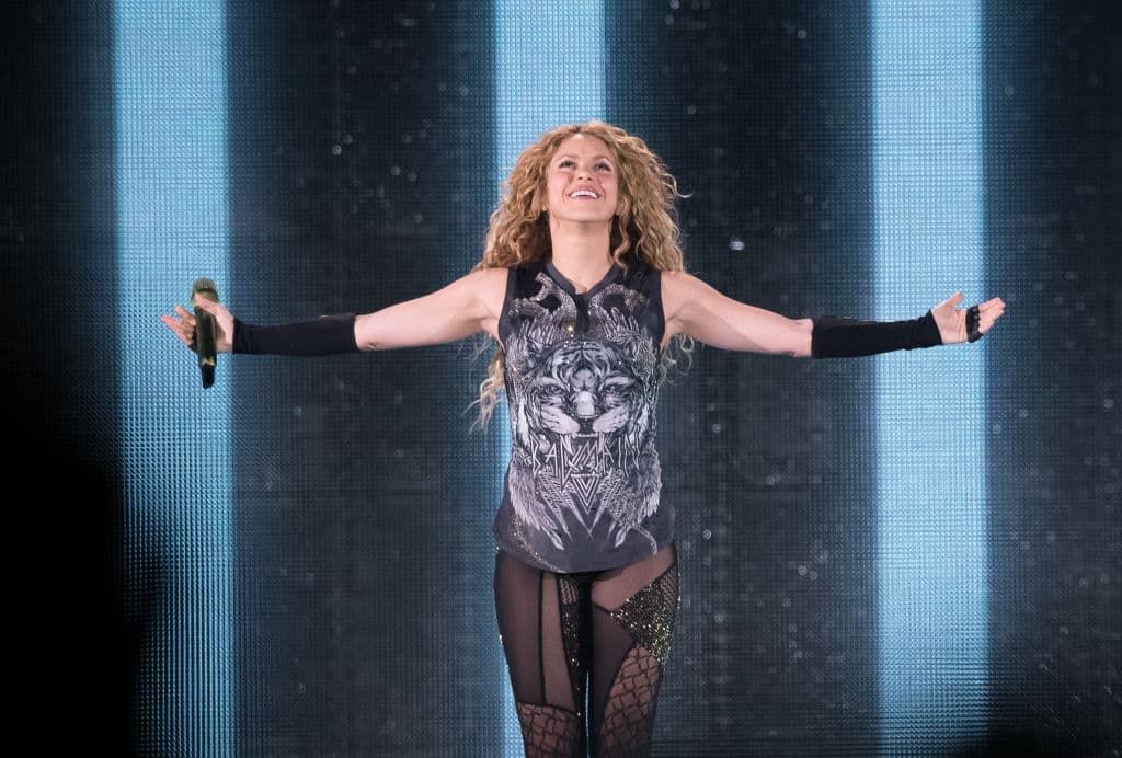 <b>Shakira</b>
<br>Sin embargo, la colombiana demostró que esa movida le abrió las puertas al mercado anglosajón y hoy en día es considera una de las latinas más influyentes en la música internacional.