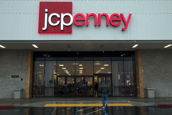 Cuando Ron Johnson trató de cambiar el rumbo en 2011, logró enojar a los pocos clientes que le quedaban a JC Penney, por lo que su estrategia de sobrevivencia está marcada por el anuncio en enero del cierre de 33 tiendas y el recorte de dos mil empleos.