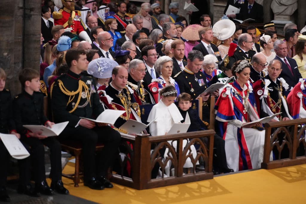 Sentados en primera fila, los herederos de la corona William y Kate, junto a sus hijos y otros miembros de la familia real, siguieron la ceremonia religiosa, con cánticos, música y lecturas del evangelio, concebida según un pomposo rito prácticamente inmutable desde hace mil años. En tercera fila se aprecia al príncipe Harry, hermano de William e hijo del rey, pero que se ha distanciado de la familia.