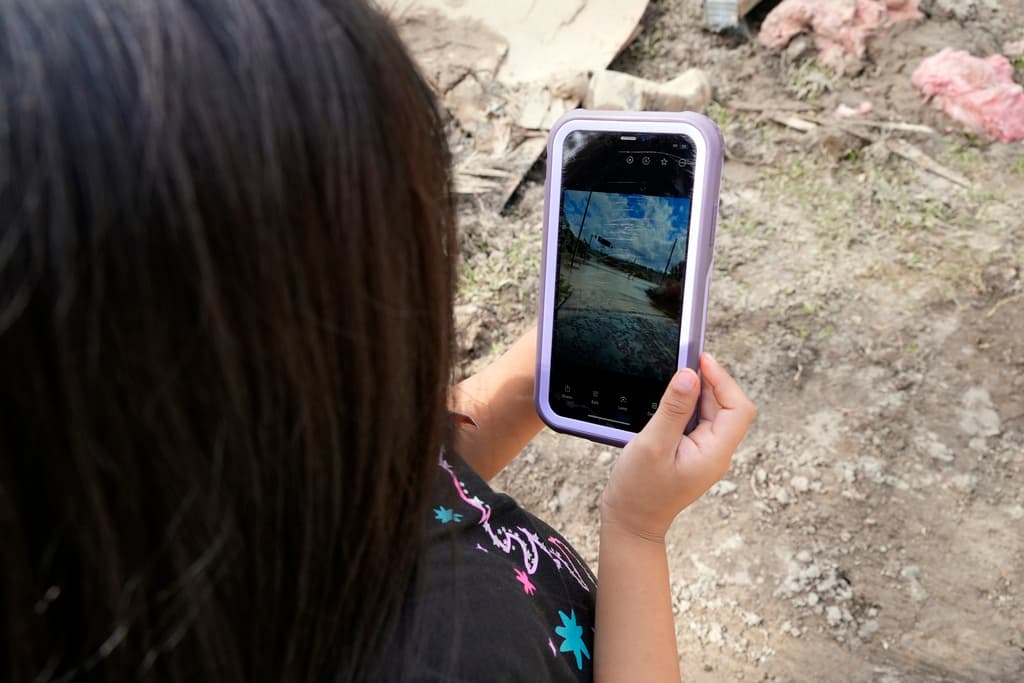 Marisol Juárez mantuvo a sus tres hijos informados sobre lo que ocurría con el huracán Helene en su comunidad.