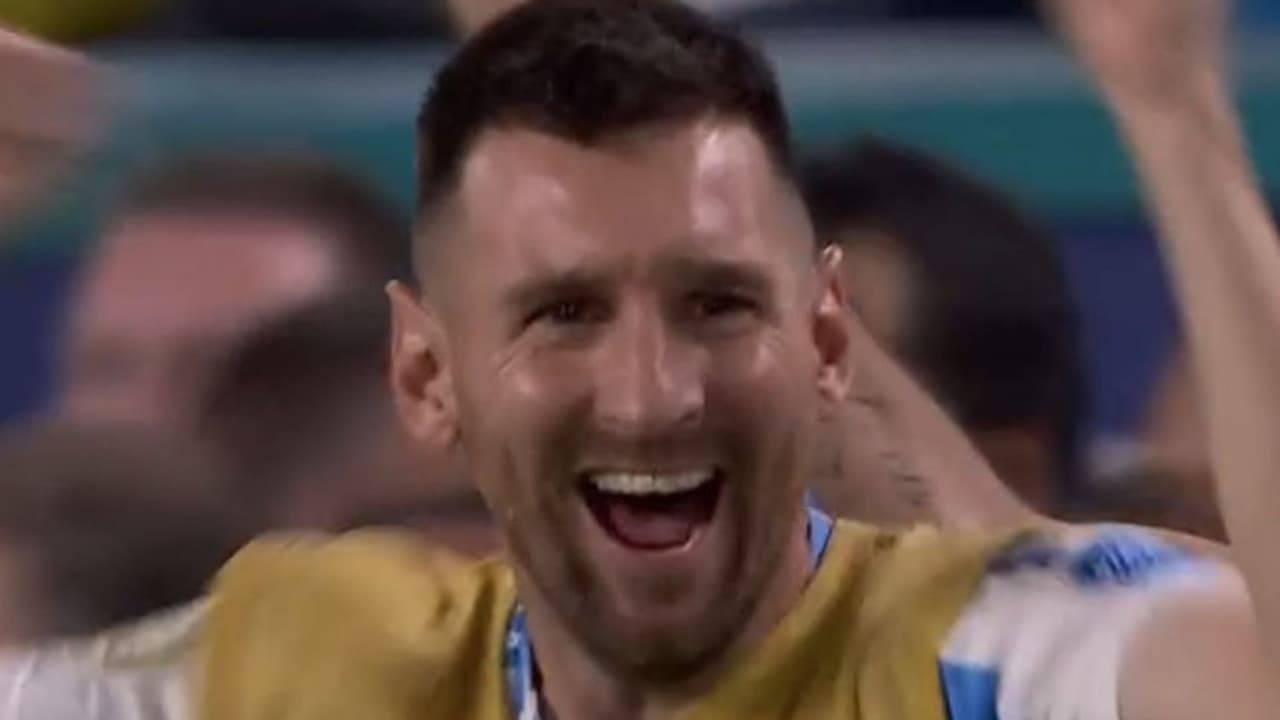 Aficionados argentinos se congregaron afuera del estadio Hard Rock de Miami, donde celebraron con cánticos la victoria de su selección por 1-0 sobre Colombia en la Final de la Copa América 2024.