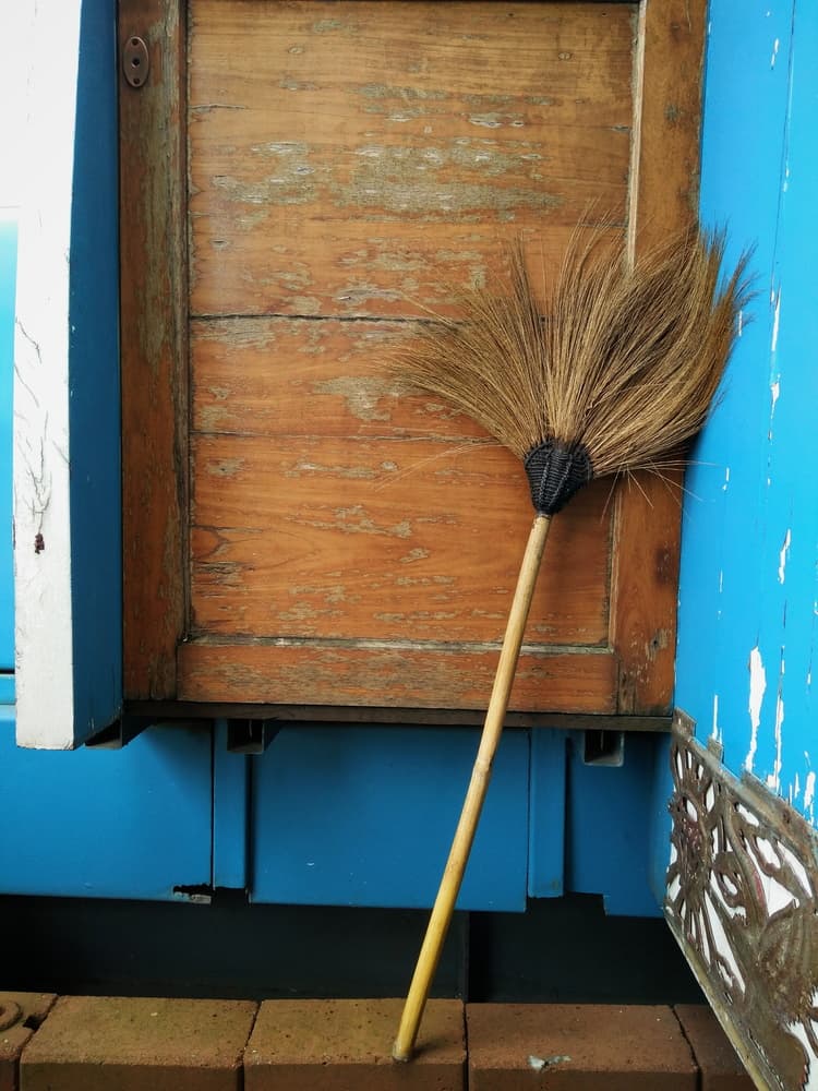 También, si no querías recibir visitas incómodas en tu casa, como la de los suegros o alguna amistad molesta, debes poner detrás de tu puerta una vieja escoba al revés.