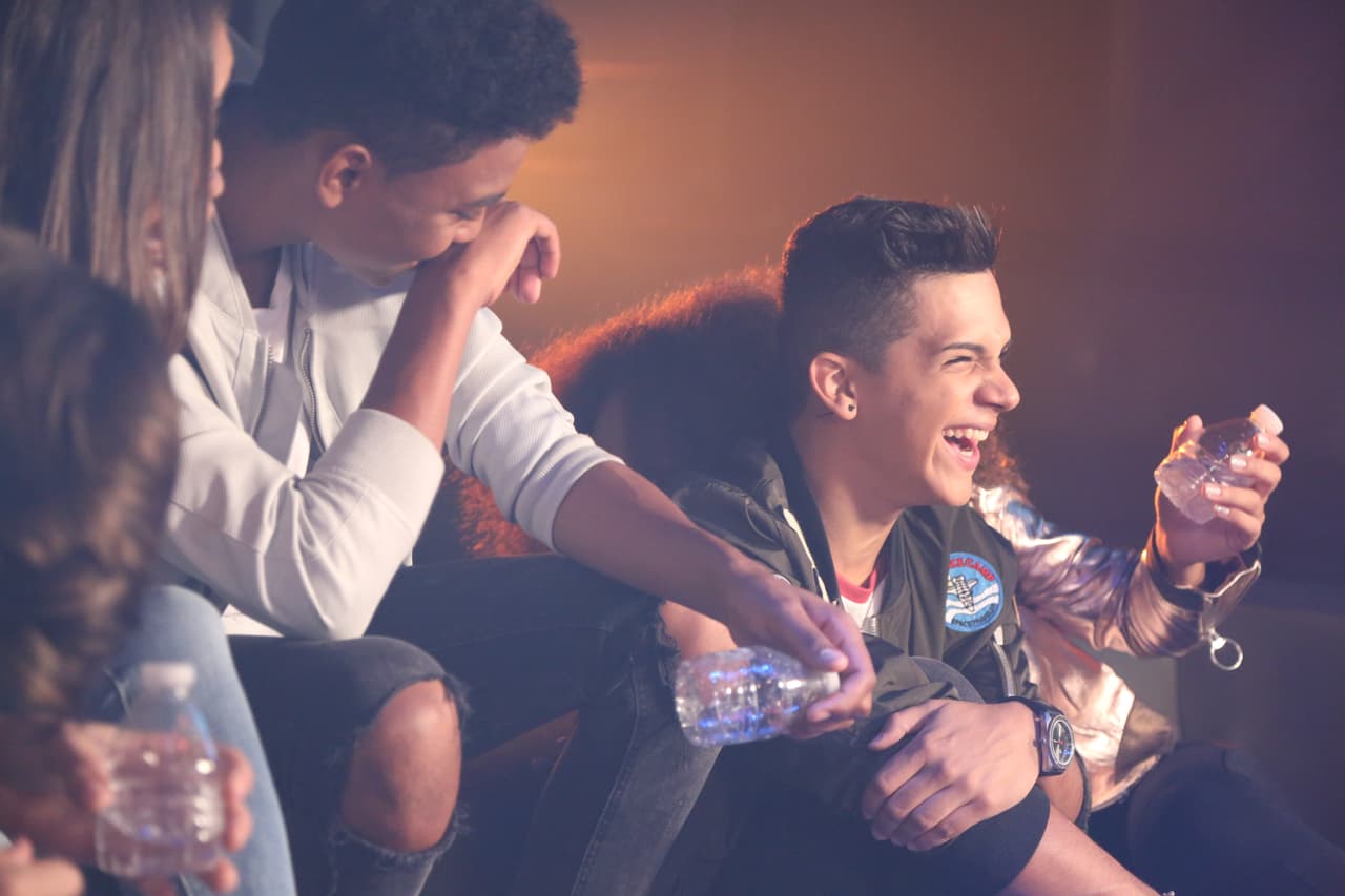 Abdiel, Fabyán, Alondra, Sofía, Verónica y Abel formaron la banda 
<b>Milenios</b>. “Cake by the ocean” fue el tema de su videoclip. Durante las grabaciones los chicos se diviertieron y hasta se sonrojaron al enterarse que había escena de beso.