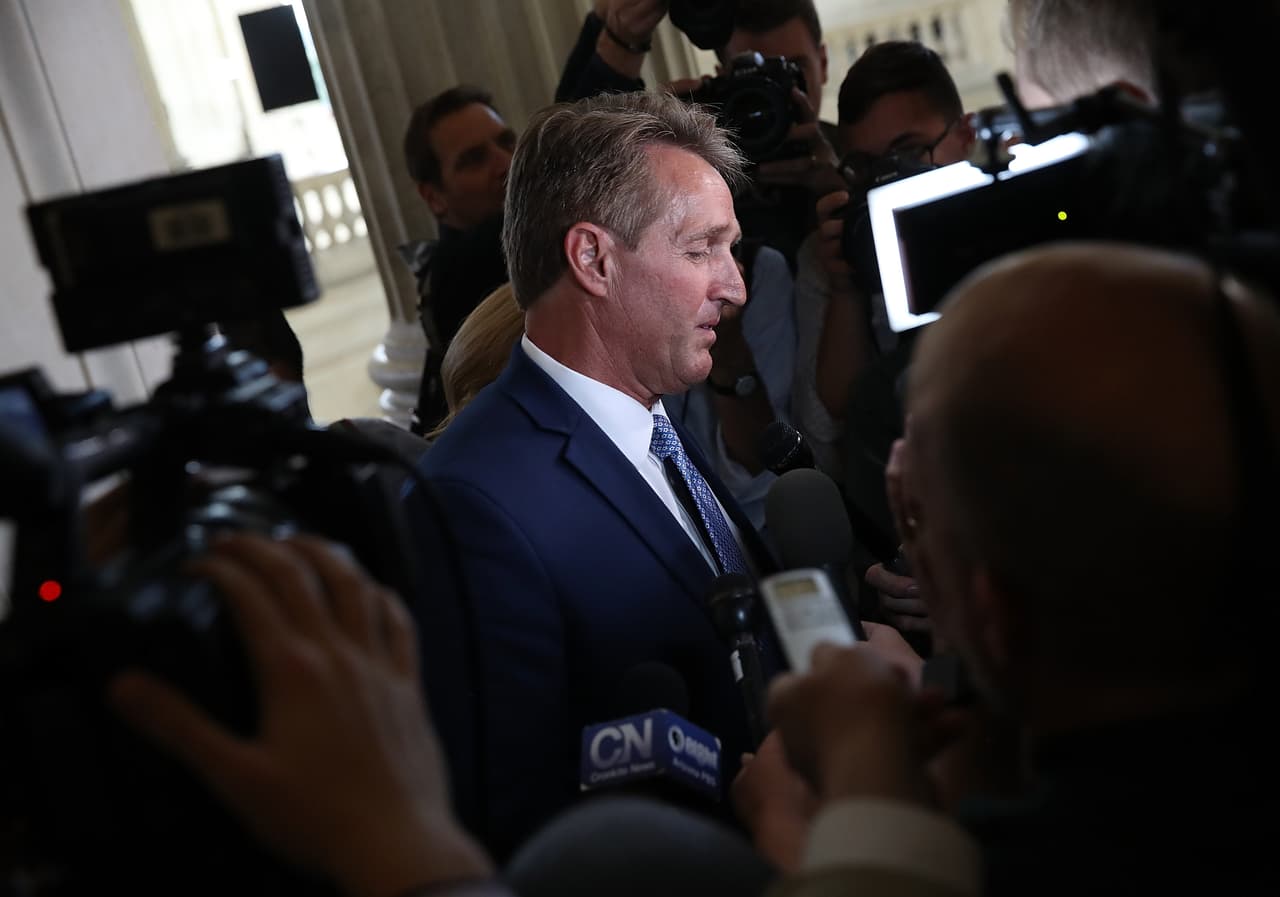 El duro discurso de Jeff Flake contra la "nueva normalidad" de Trump, comentado
