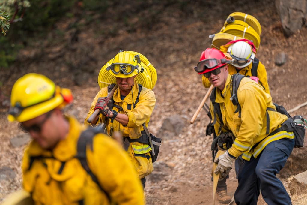 Bomberos de diversos condados trabajan juntos en la extinción del incendio Park, el más grande de aproximadamente 100 activos reportados en Estados Unidos durante el fin de semana, según el Centro Nacional Interagencia contra Incendios.