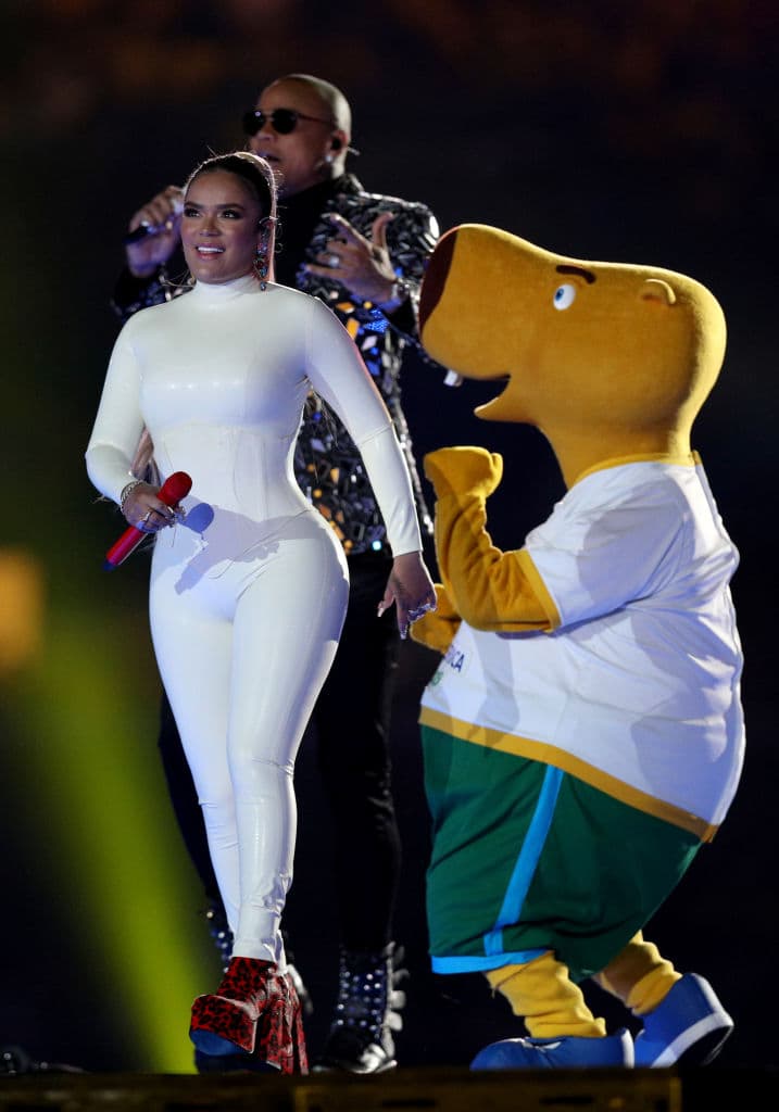 En junio interpretó, junto a León Santana, 
<b>el tema 'Vibra Continente' para la Copa América de fútbol</b>. Karol G dijo estar muy emocionada por representar a su país en el evento y por la oportunidad de llegar a millones de personas.