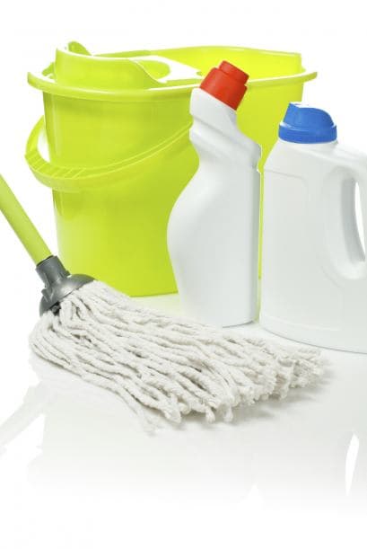 Puedes ayudarte con una mopa para que sea más fácil. Ésta debe estar humedecida en una solución de agua con un chorrito del desengrasante líquido.