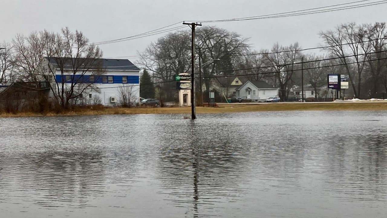 En algunas áreas incluso se reportaron inundaciones a causa de las precipitaciones que llegaron con la entrada del sistema frontal.