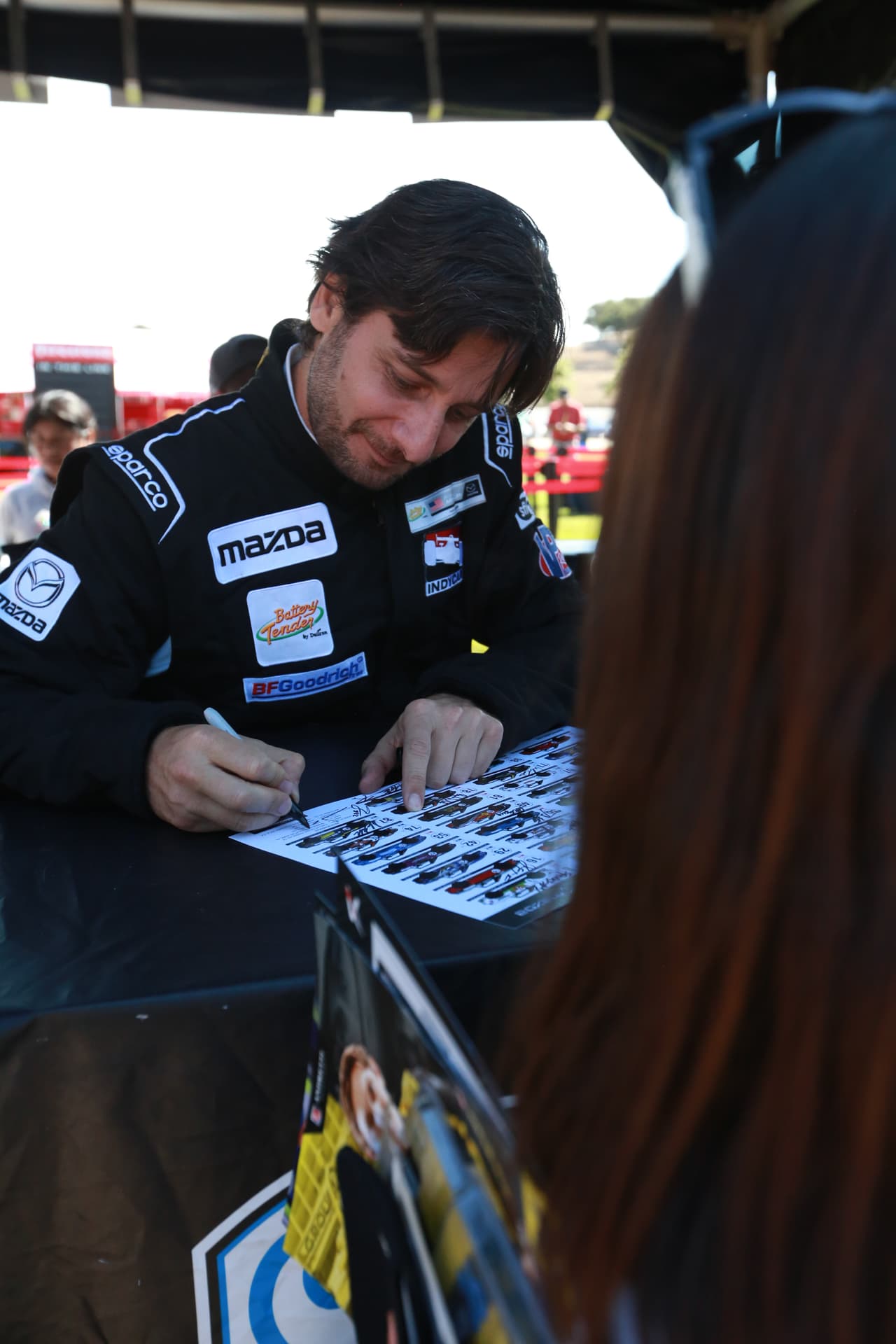 Firmando autógrafos después de la sesión de practicas