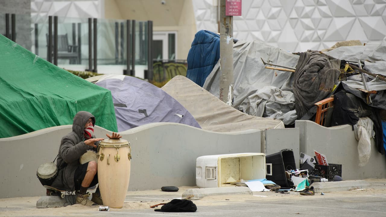 Despliegan un grupo de agentes del alguacil de Los Ángeles para abordar la crisis de indigencia en la playa Venice